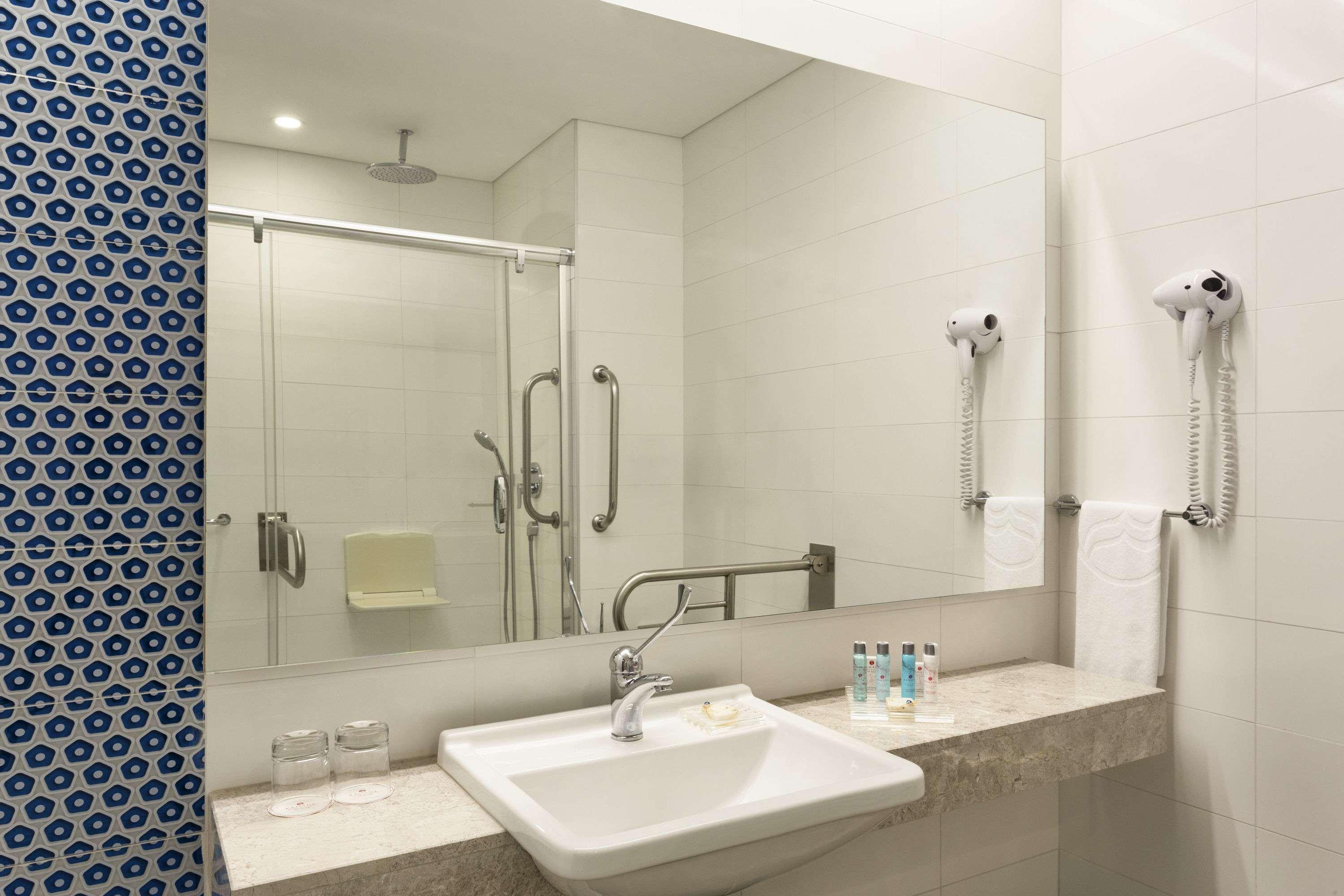 Ramada Hotel & Suites By Wyndham Izmir Kemalpasa מראה חיצוני תמונה