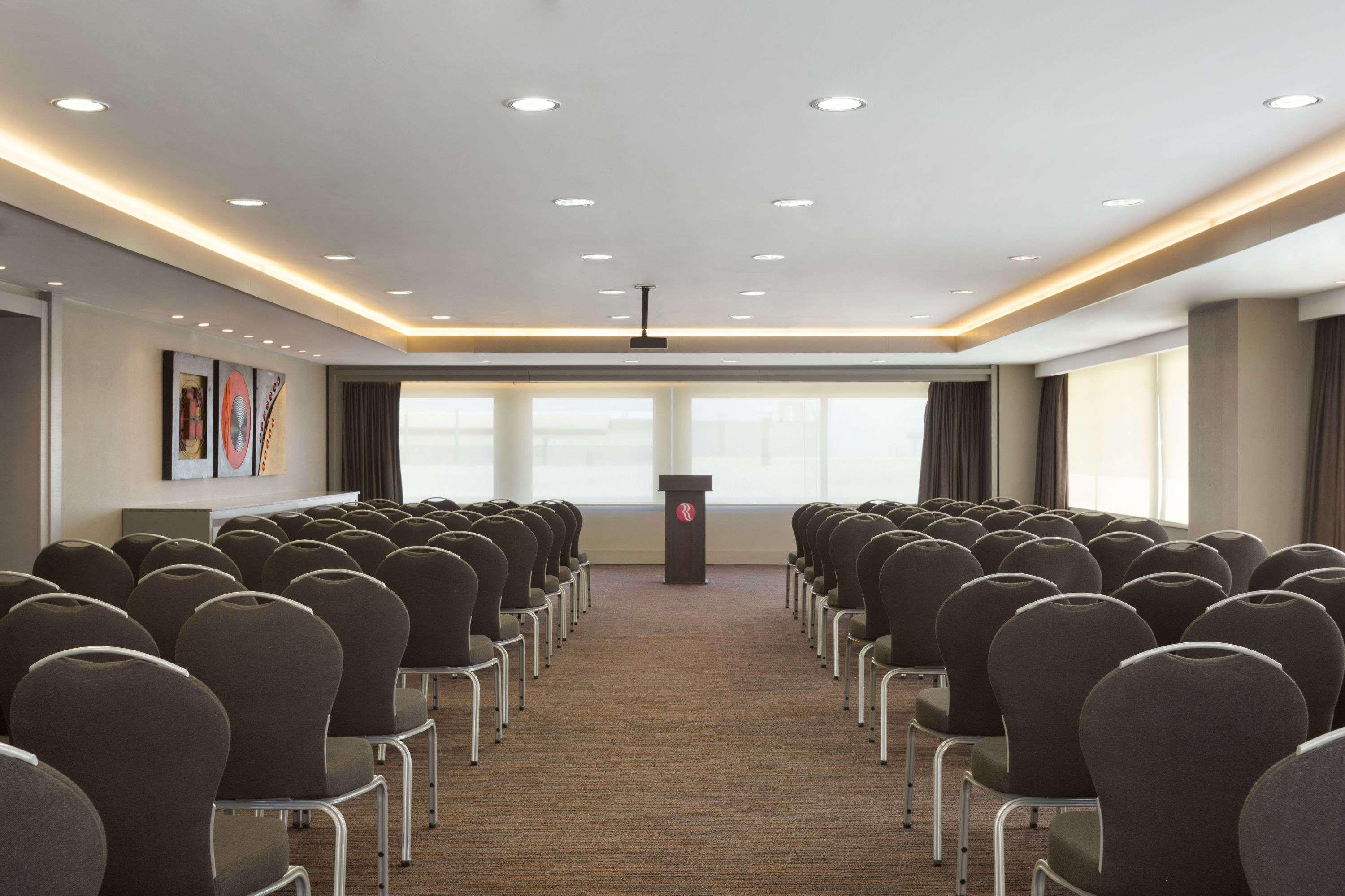 Ramada Hotel & Suites By Wyndham Izmir Kemalpasa מראה חיצוני תמונה
