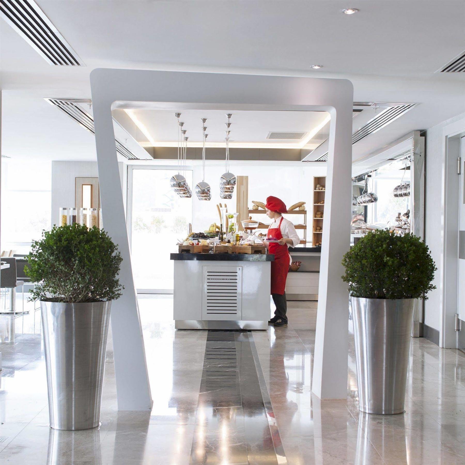 Ramada Hotel & Suites By Wyndham Izmir Kemalpasa מראה חיצוני תמונה