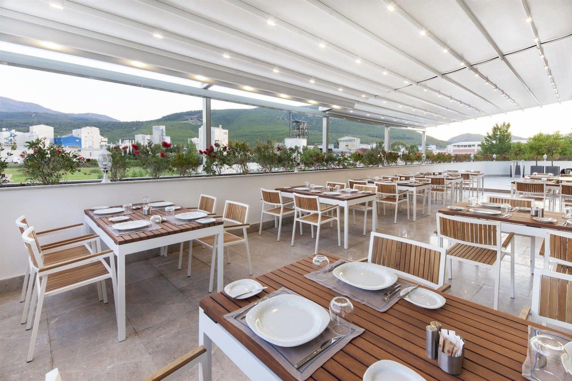 Ramada Hotel & Suites By Wyndham Izmir Kemalpasa מראה חיצוני תמונה