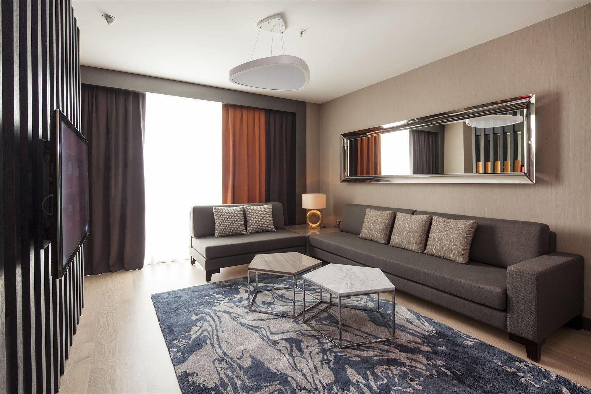 Ramada Hotel & Suites By Wyndham Izmir Kemalpasa מראה חיצוני תמונה